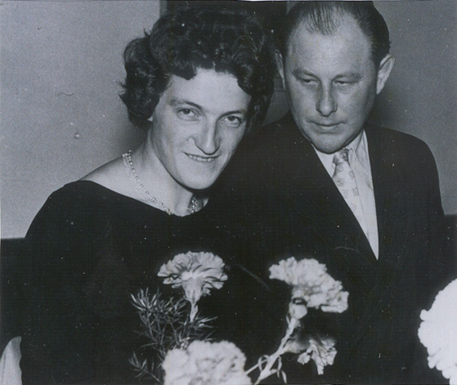 Ein Schwarzweißfoto von einem Mann und einer Frau