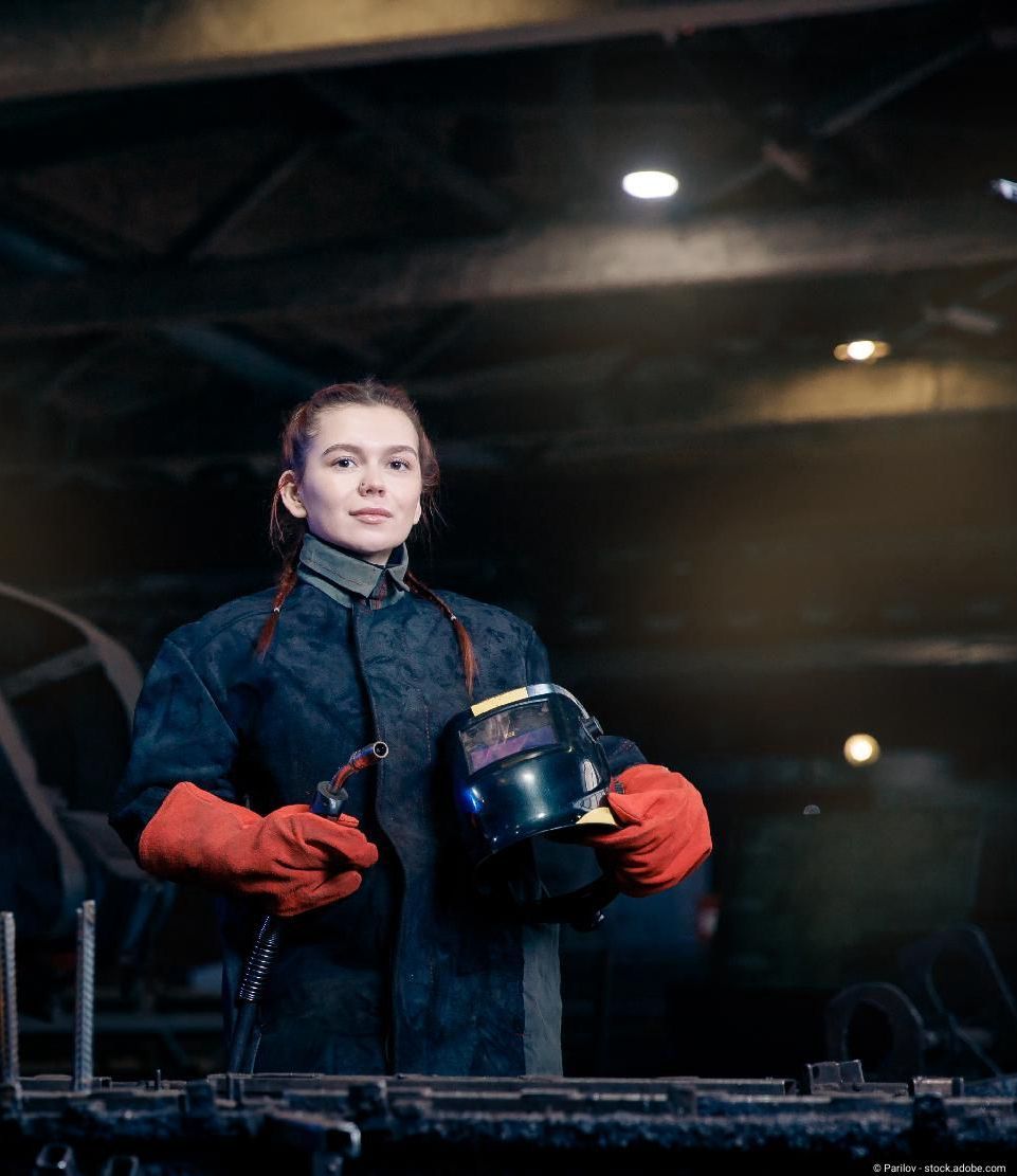 Banner-Porträt, schöne Frau, Schweißerin, Hintergrund, Industrie, Fabrik, Arbeitsplatz. Banner-Porträt, schöne Frau, Schweißerin, Hintergrund, Industrie, Fabrik, Arbeitsplatz.