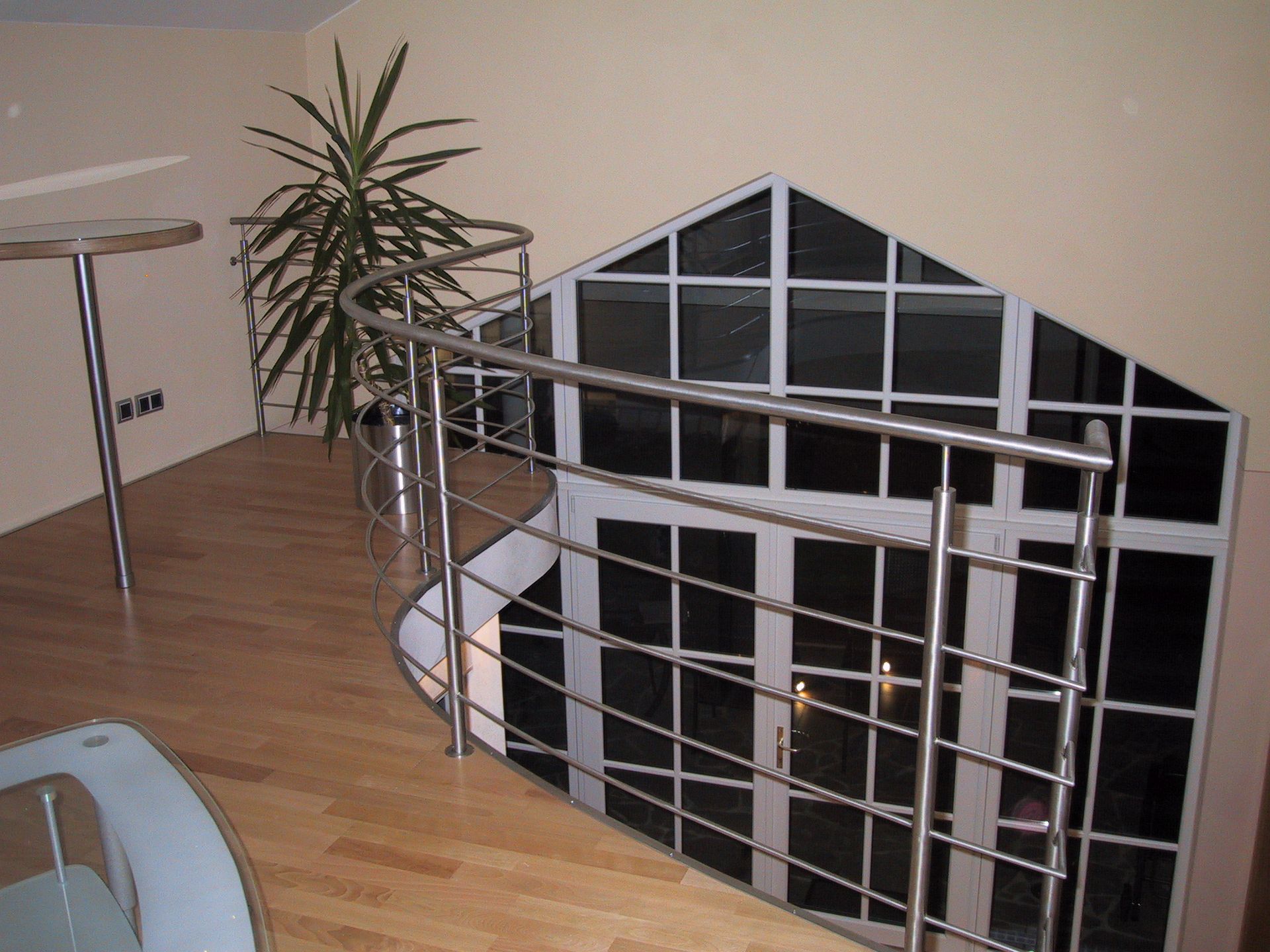 Eine Treppe mit Edelstahlgeländer und Pflanzen