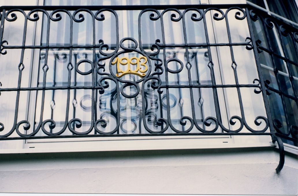 Ein schmiedeeiserner Balkon mit einer Krone darauf