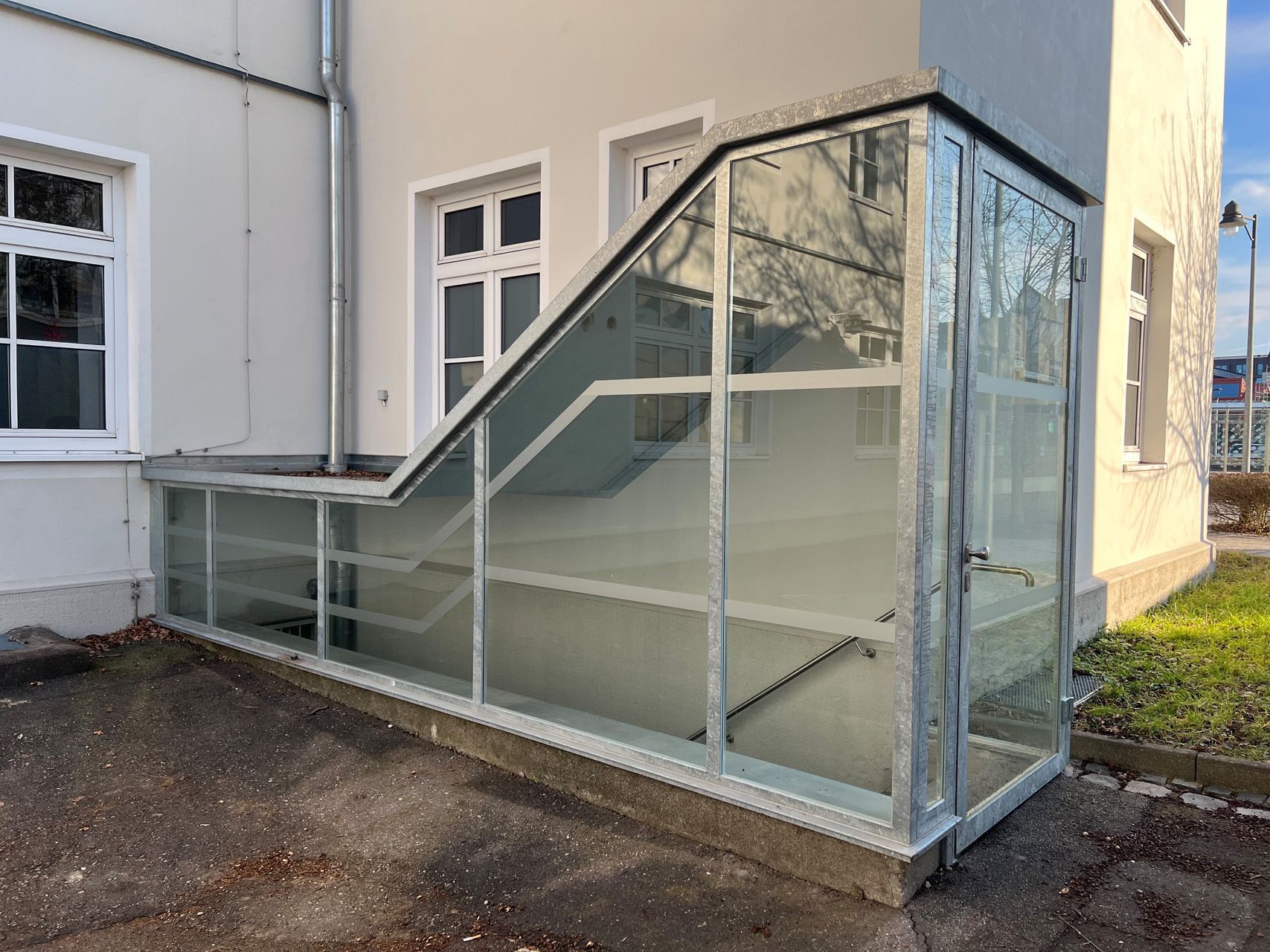 Ein Gebäude mit einer Treppe, die zu einem darunter liegenden Keller führt.