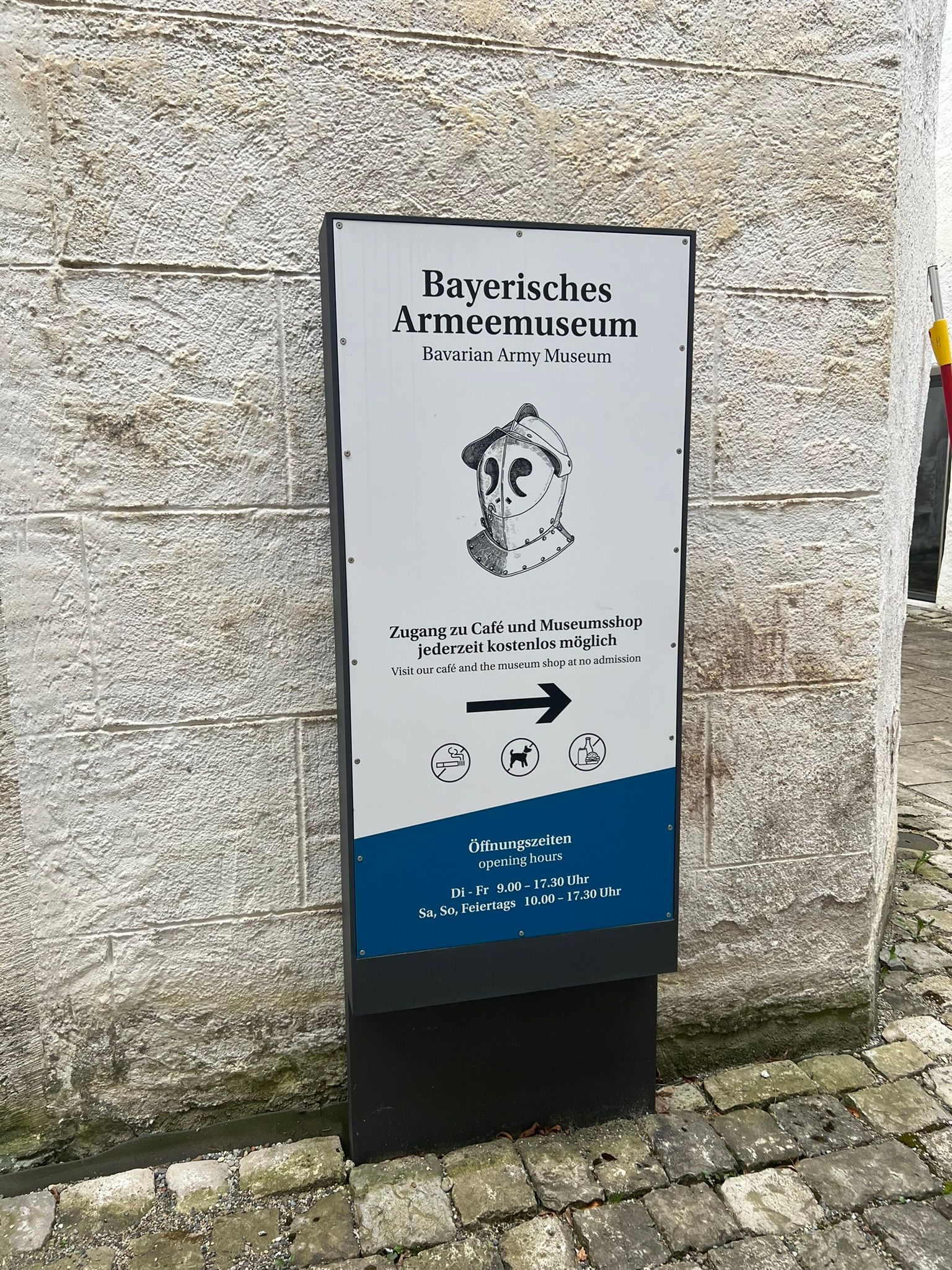 Ein Schild an der Seite eines Gebäudes mit der Aufschrift „Bayerisches Rüstungsmuseum“