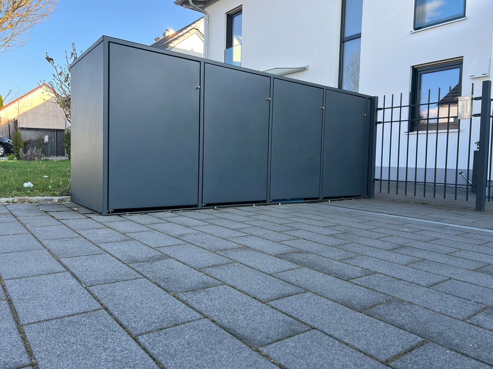 Mülltonnencontainer vor dem Hauseingang