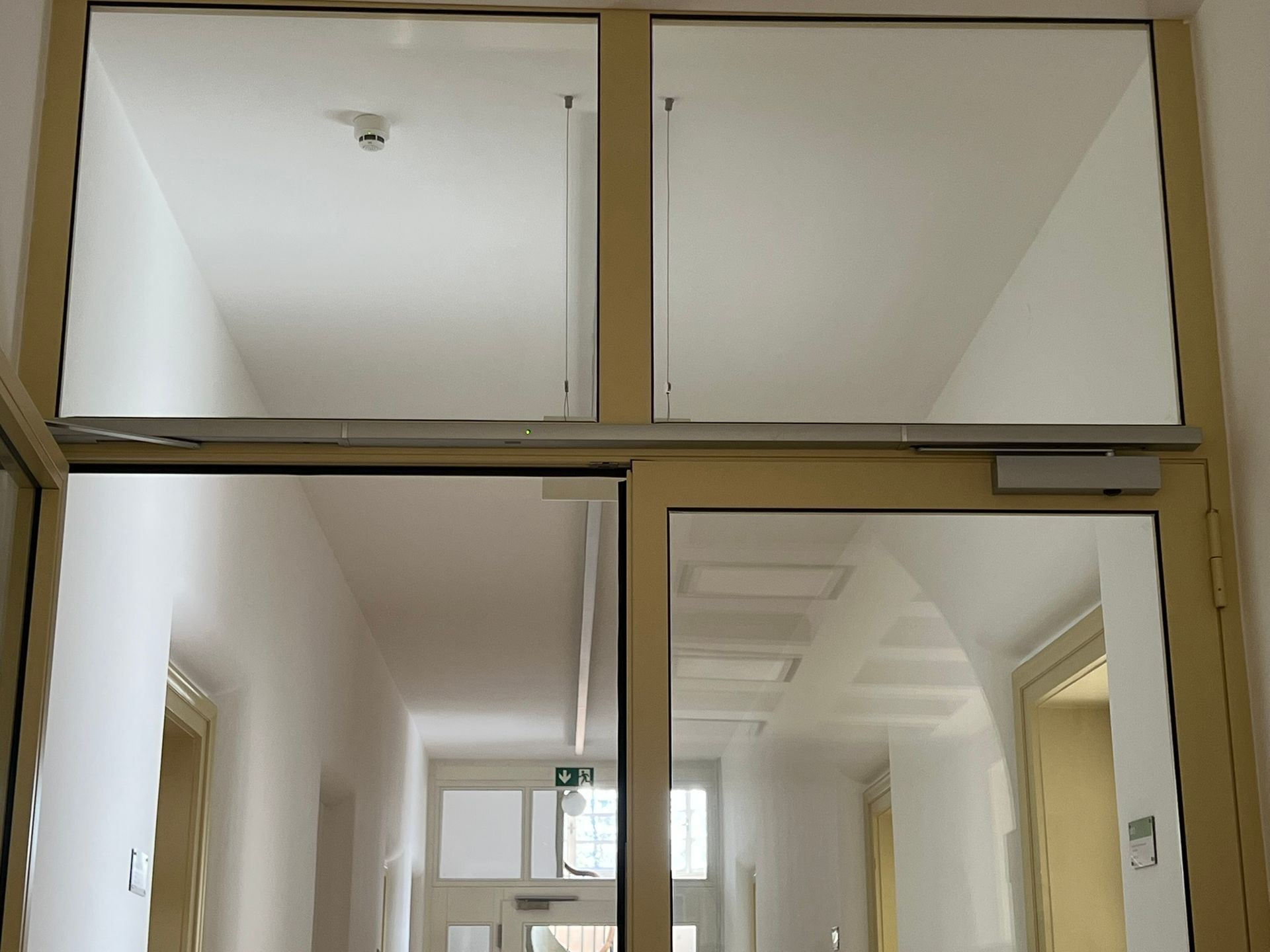 Ein Flur mit einer offenen Glastür