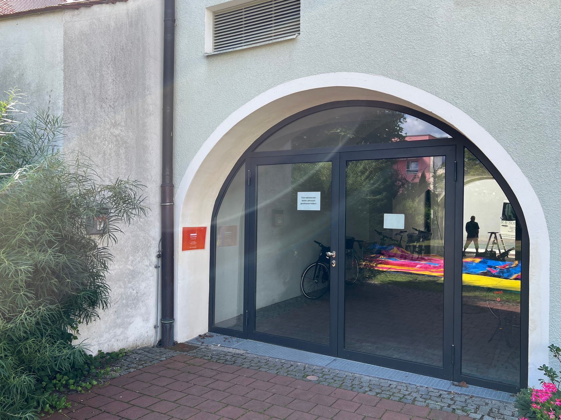 Der Eingang zu einem Gebäude mit einer großen Glastür