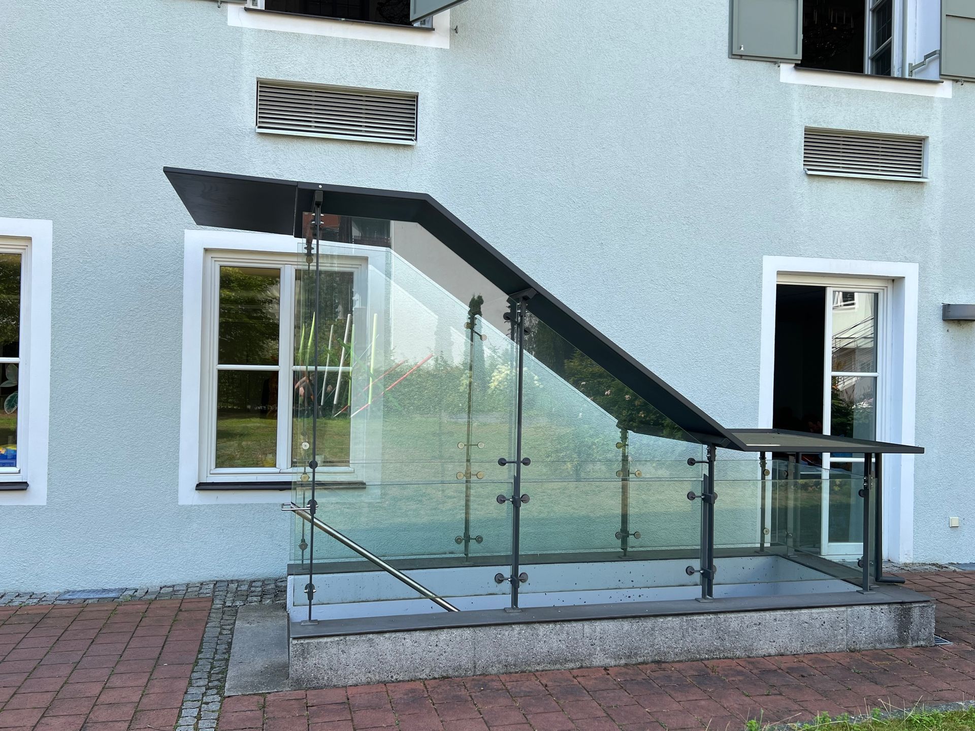 Ein Gebäude, zu dem eine Glastreppe hinaufführt