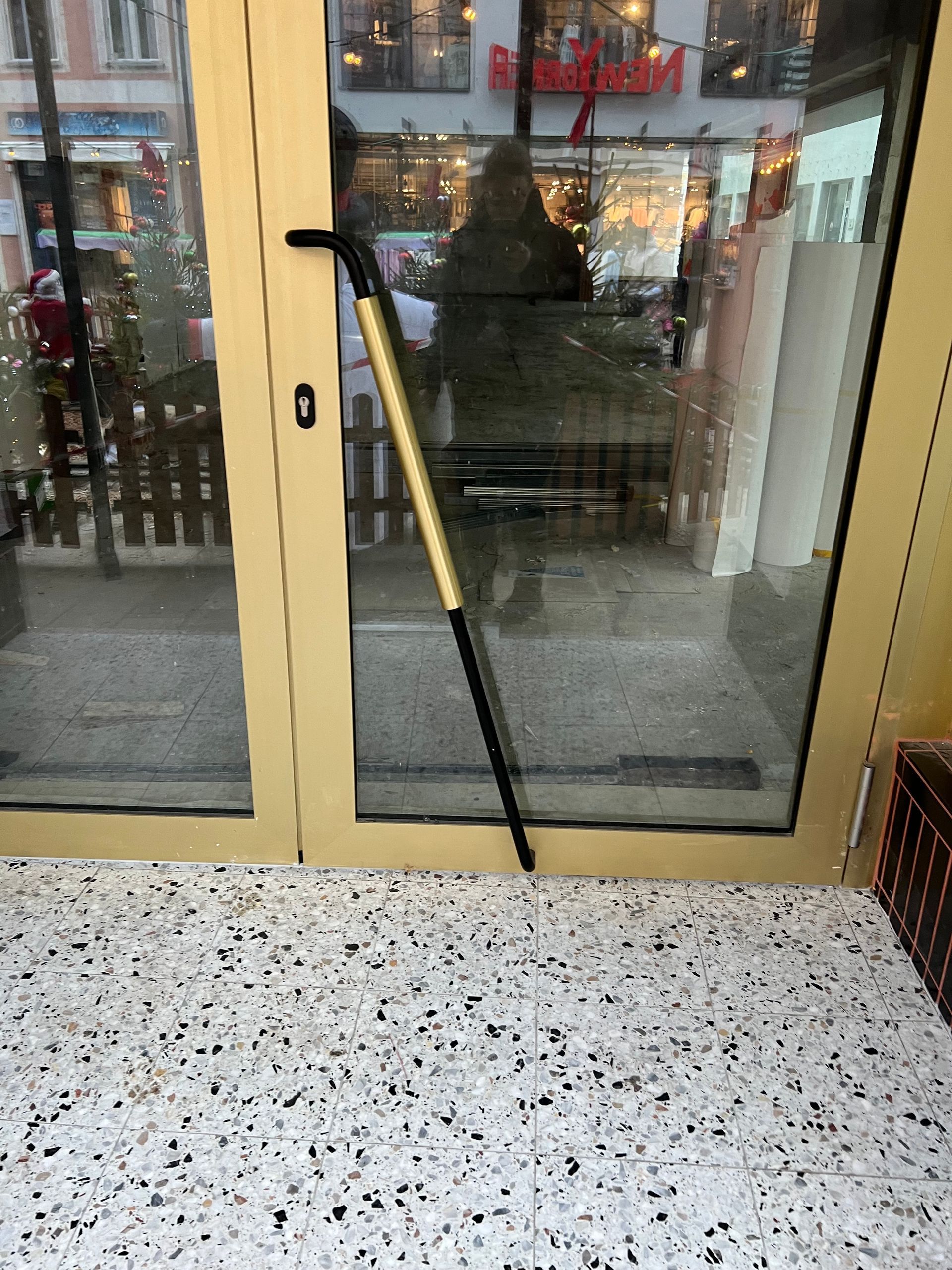 Eingangstür mit Handlauf