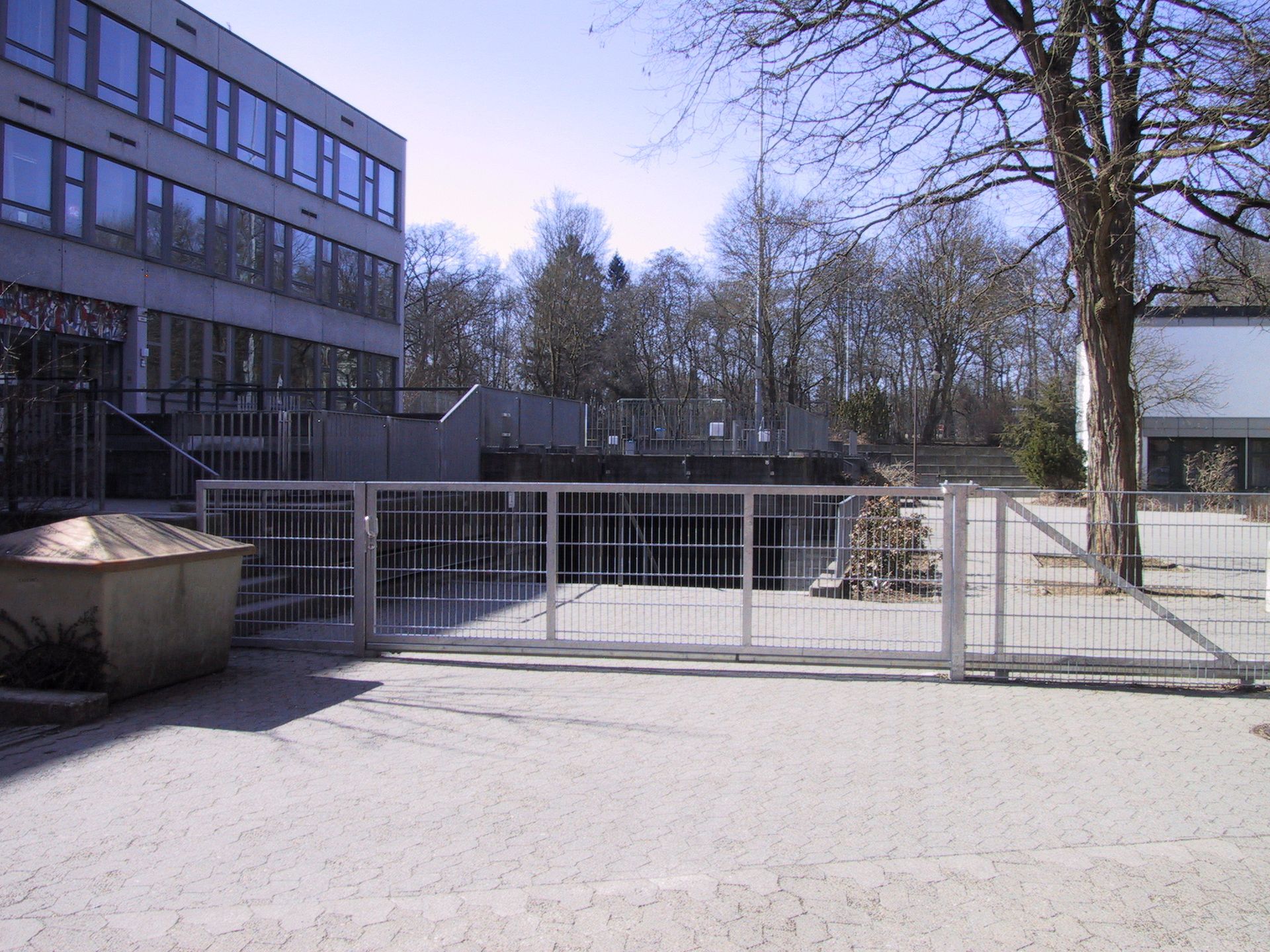 Ein großes Gebäude mit einem Zaun davor