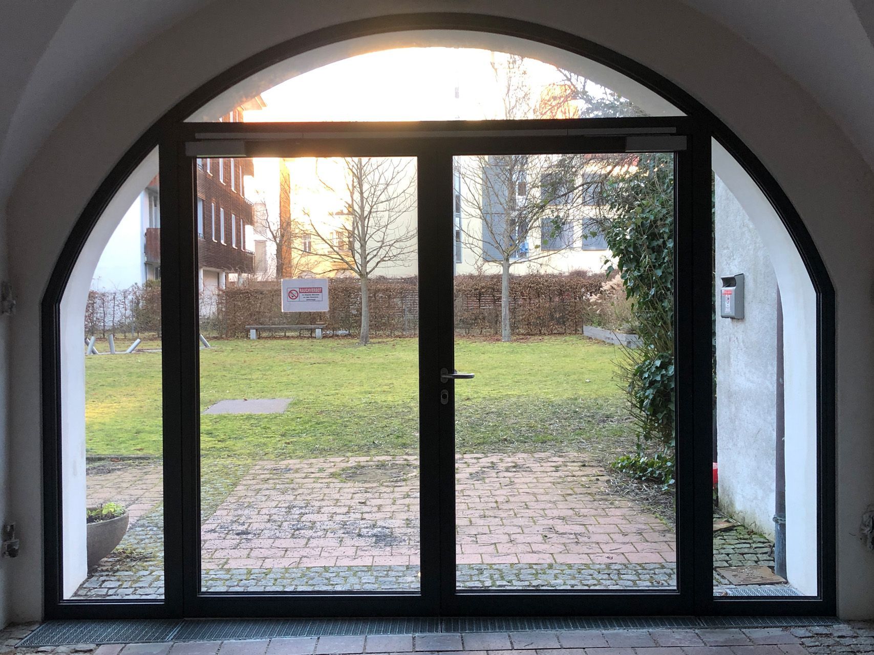 Die Sonne scheint durch den Torbogen