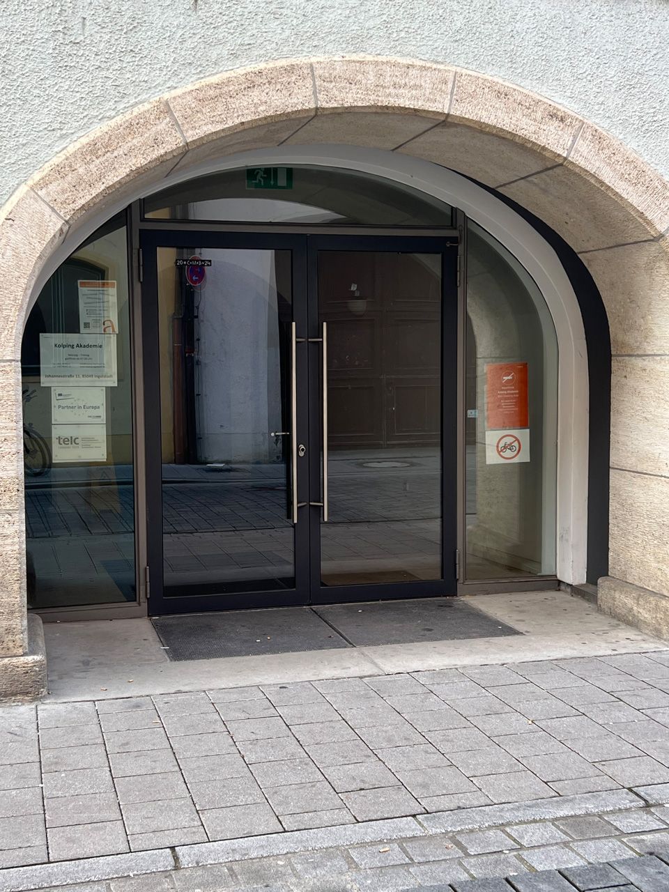 Ein Eingang mit einem Steinbogen und einem Schild mit der Aufschrift „Ausgang“