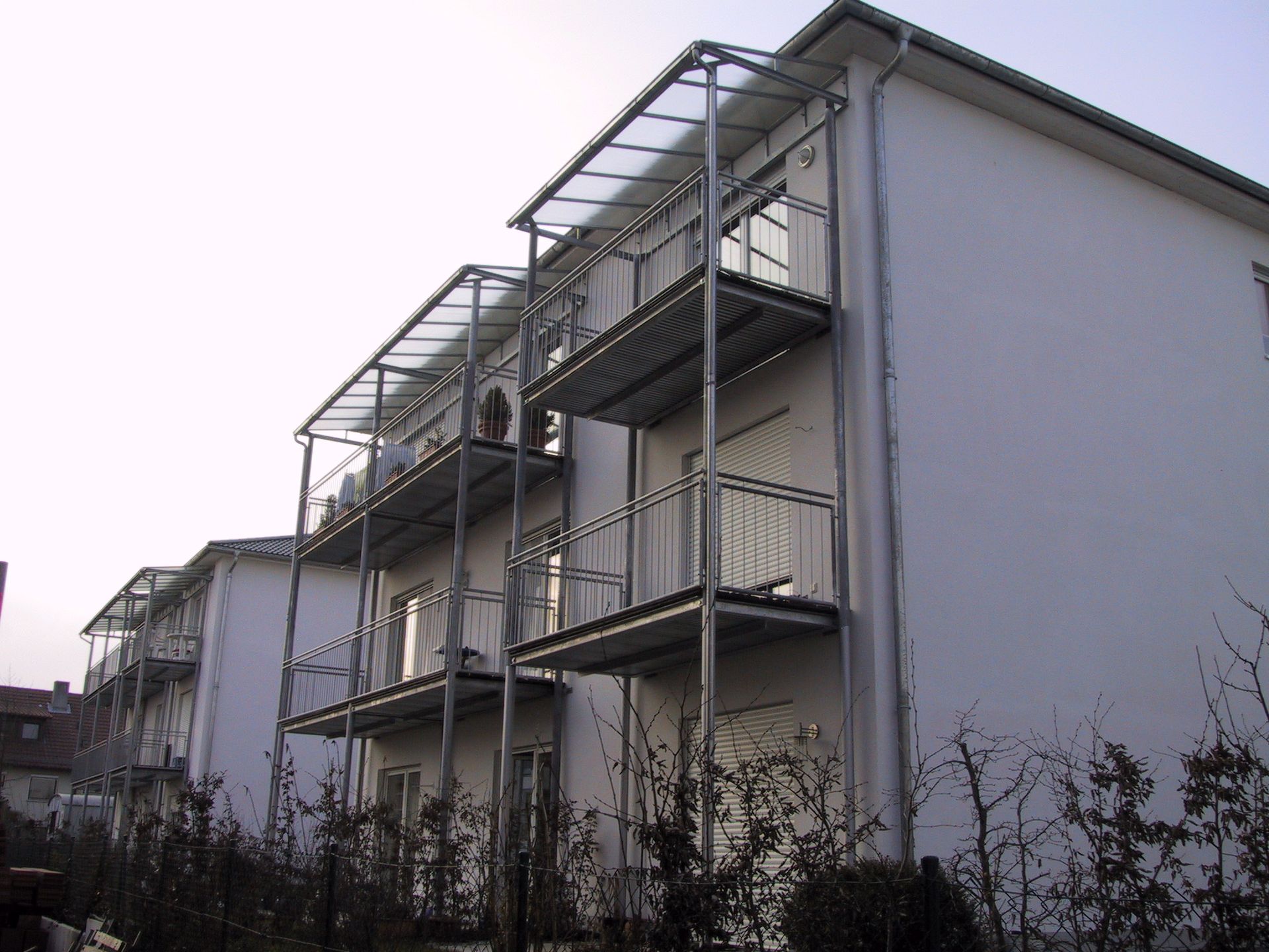 Balkone an grauen Häusern