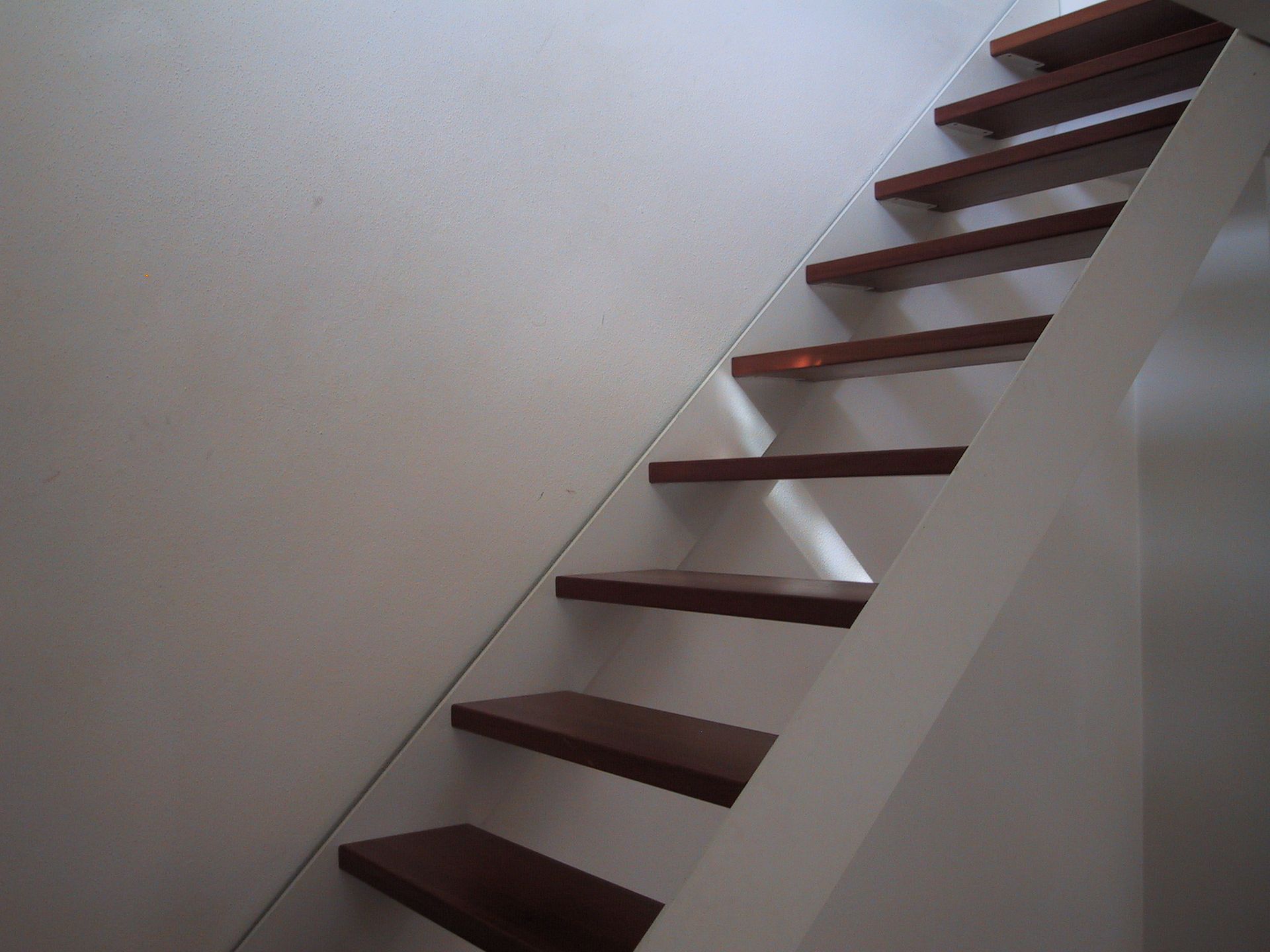 Eine Treppe mit Holzstufen und einem weißen Geländer