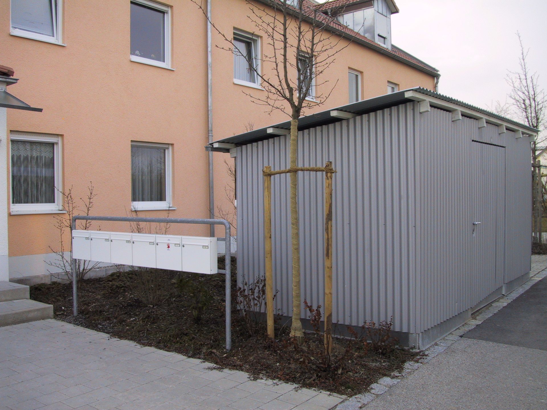 Ein Gebäude mit einem Briefkasten davor