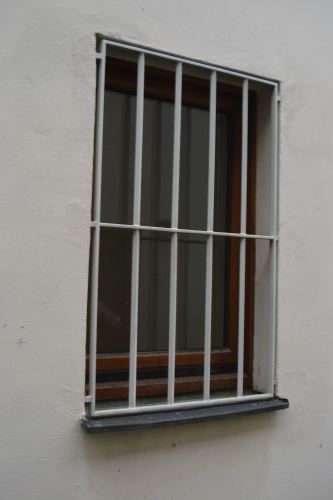 Ein Fenster mit einem Metallgitter darauf
