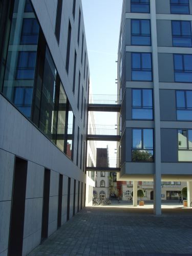 Zwei Häuser durch Treppe verbunden