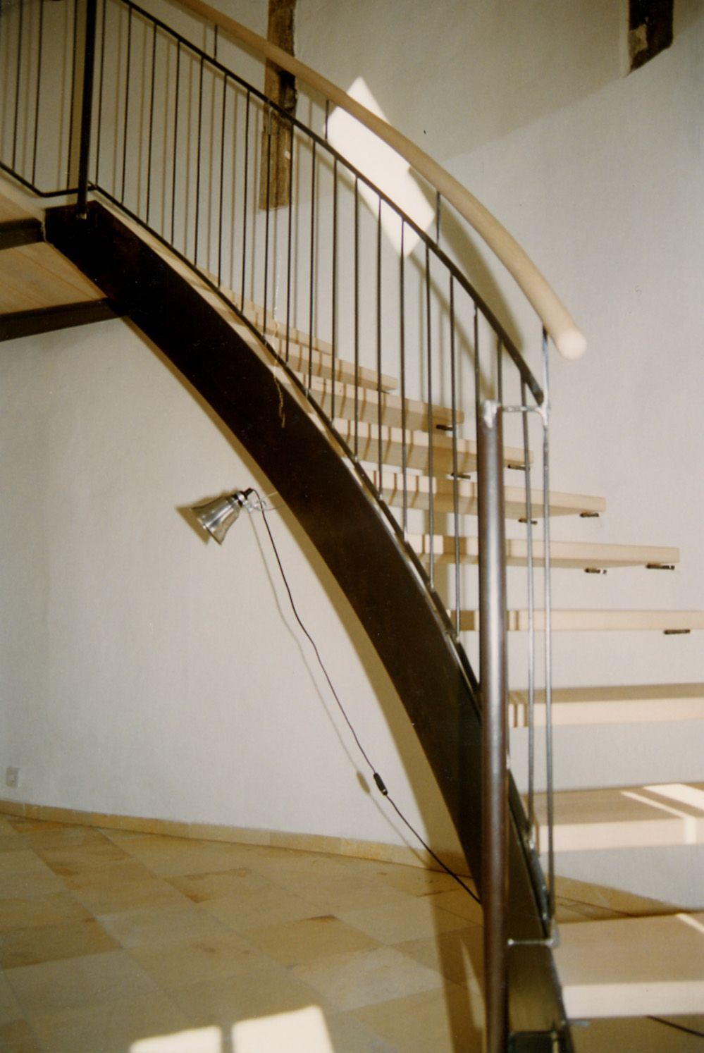 Eine Treppe mit Metallgeländer und Holzstufen