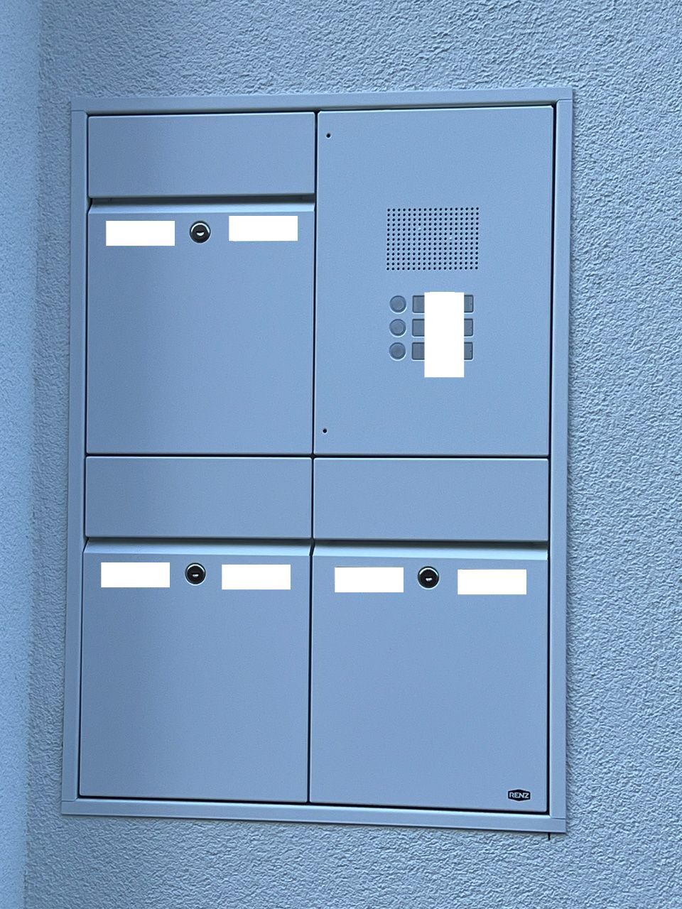 Ein an der Wand montierter Briefkasten mit einem Telefon darauf