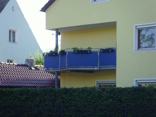 Balkon an gelben Haus