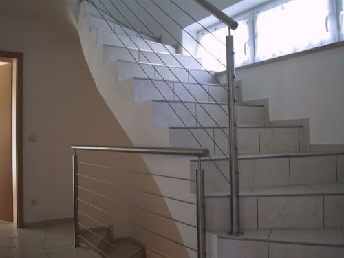Eine Treppe mit einem Geländer aus Edelstahl