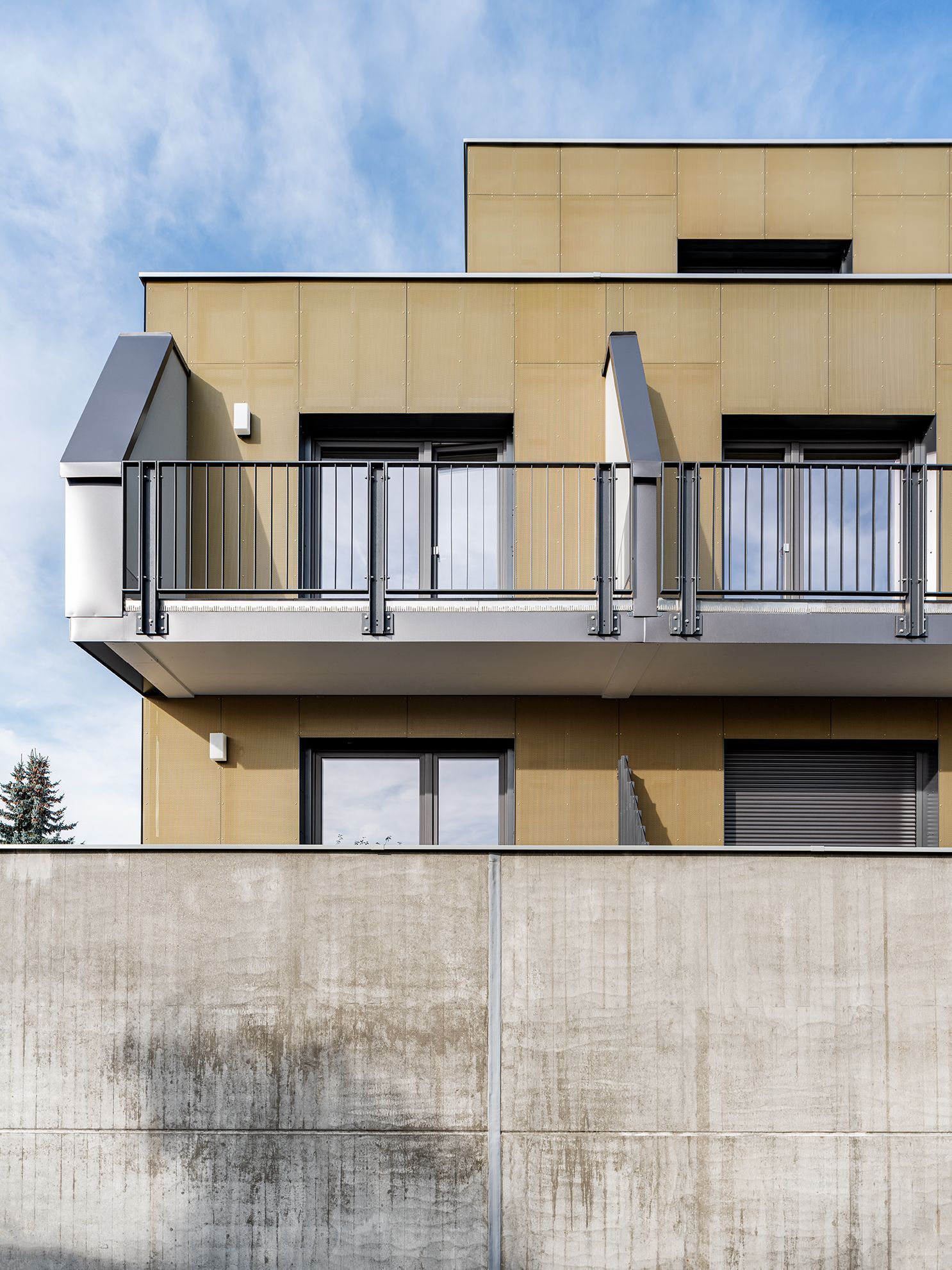 Ein Gebäude mit einem Balkon und einer Betonwand