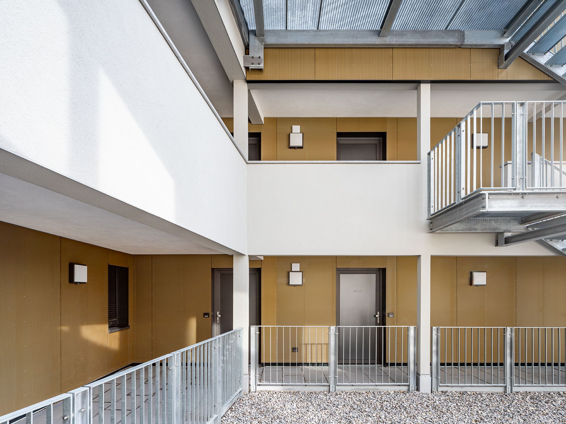 Das Innere eines Gebäudes mit Treppe und Balkon.