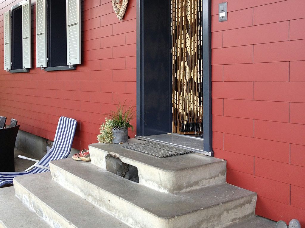 Eingang rote Fassade - Wyss