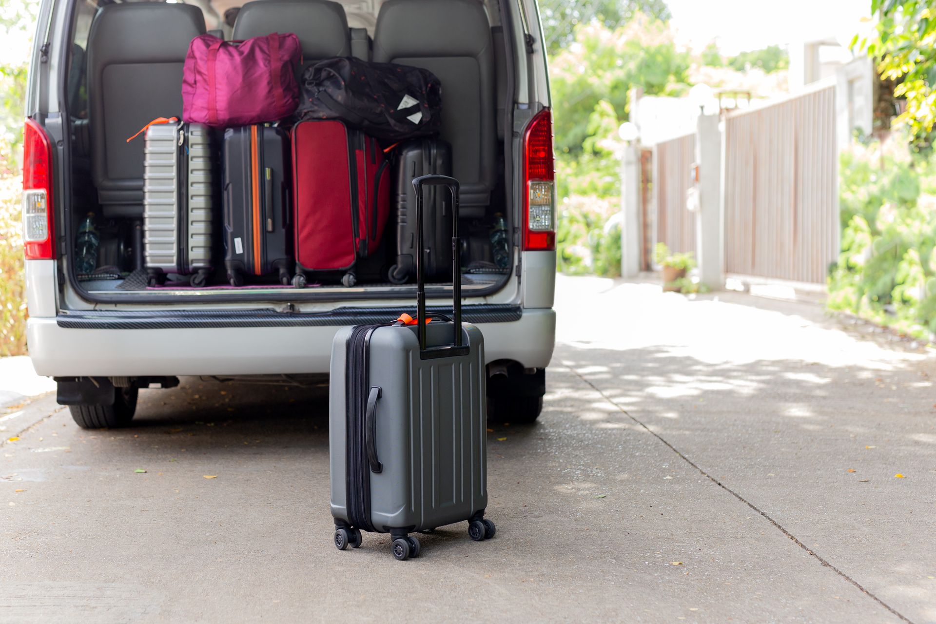 Voiture au coffre ouvert avec plein de valises