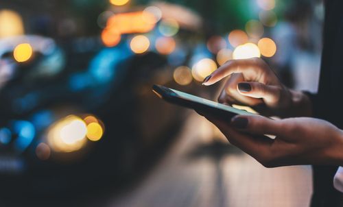 Main manucurée avec téléphone