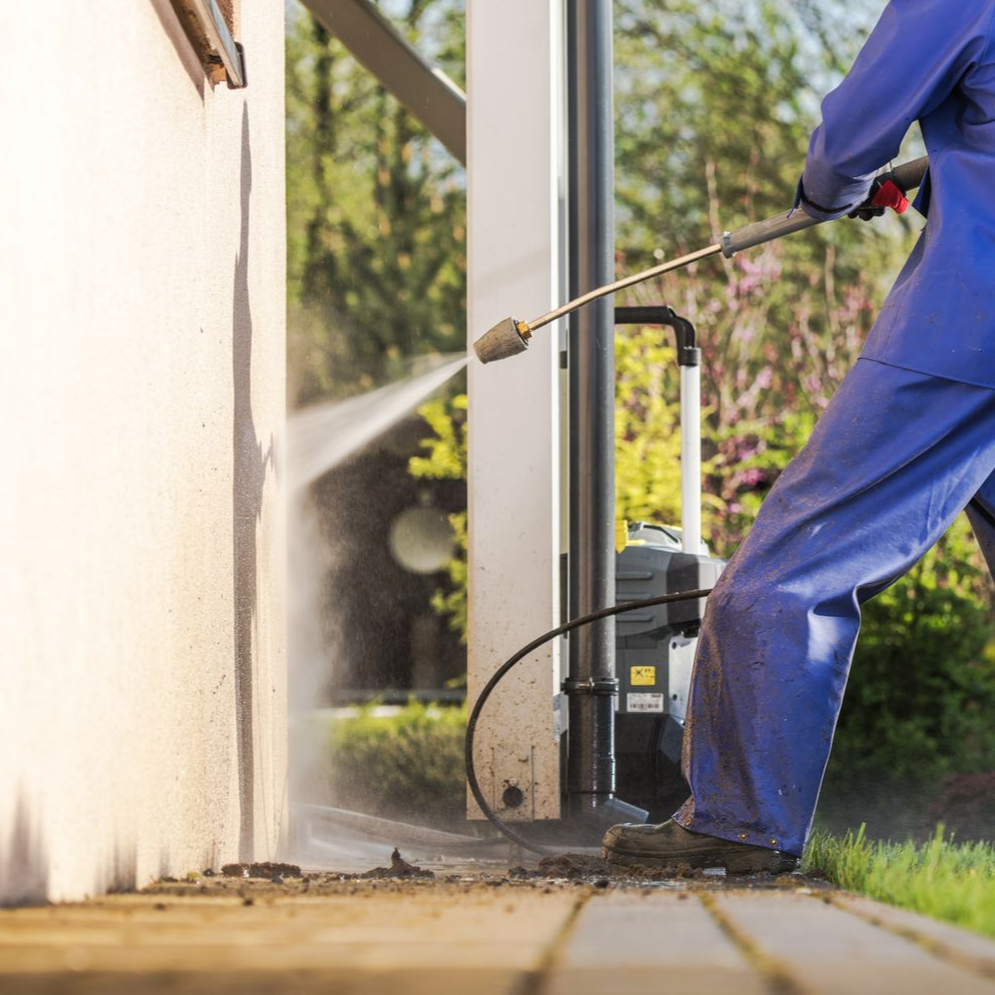 Un jet d'eau à haute pression sur un mur