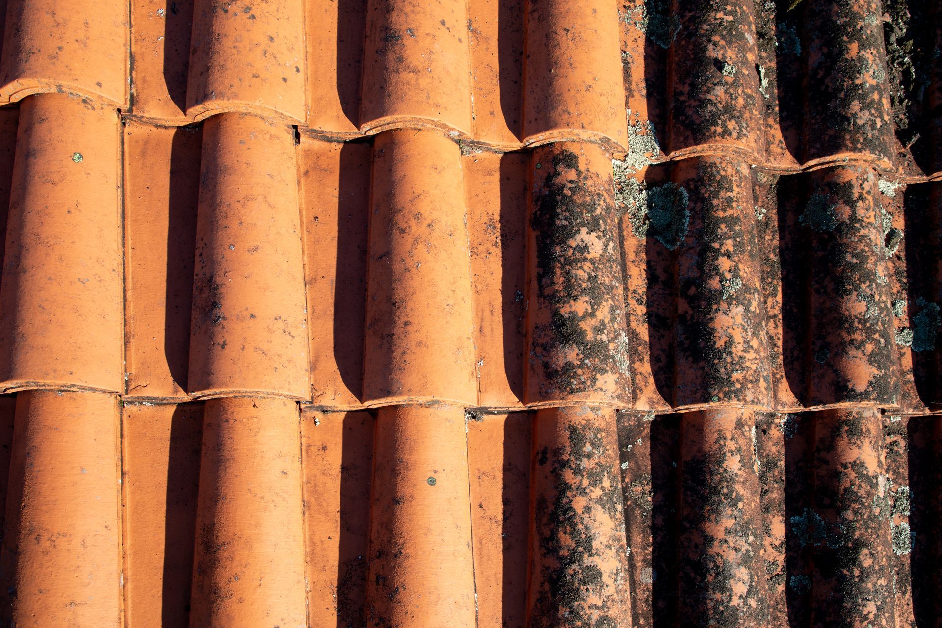 Un toit en tuiles à moitié nettoyé