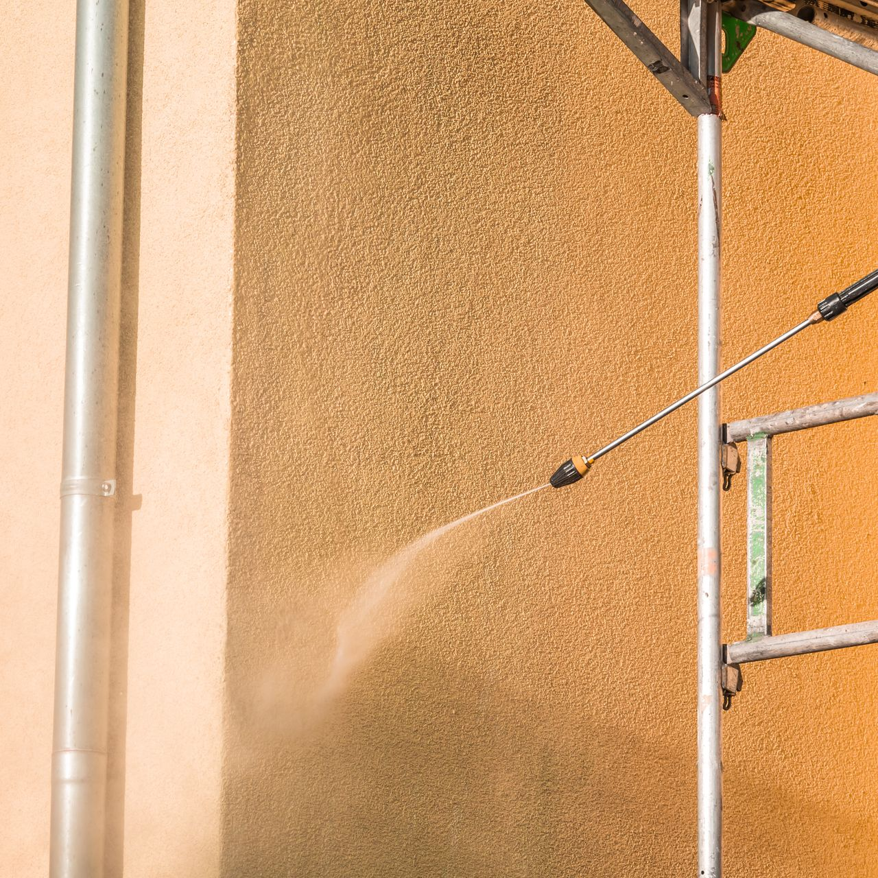 Un jet à haute pression contre un mur