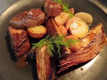Légumes et viande dans une assiette avec de l'aneth frais.