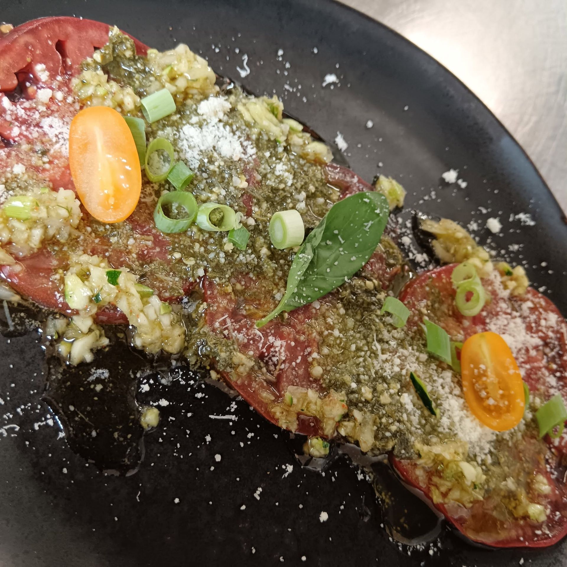 Carpaccio de tomates avec son assaisonnement.