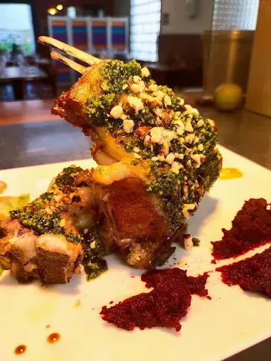 Côte d'agneau rôtie présentée en assiette.