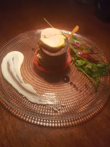 Présentation à l'assiette d'une tranche de foie gras mi-cuit.
