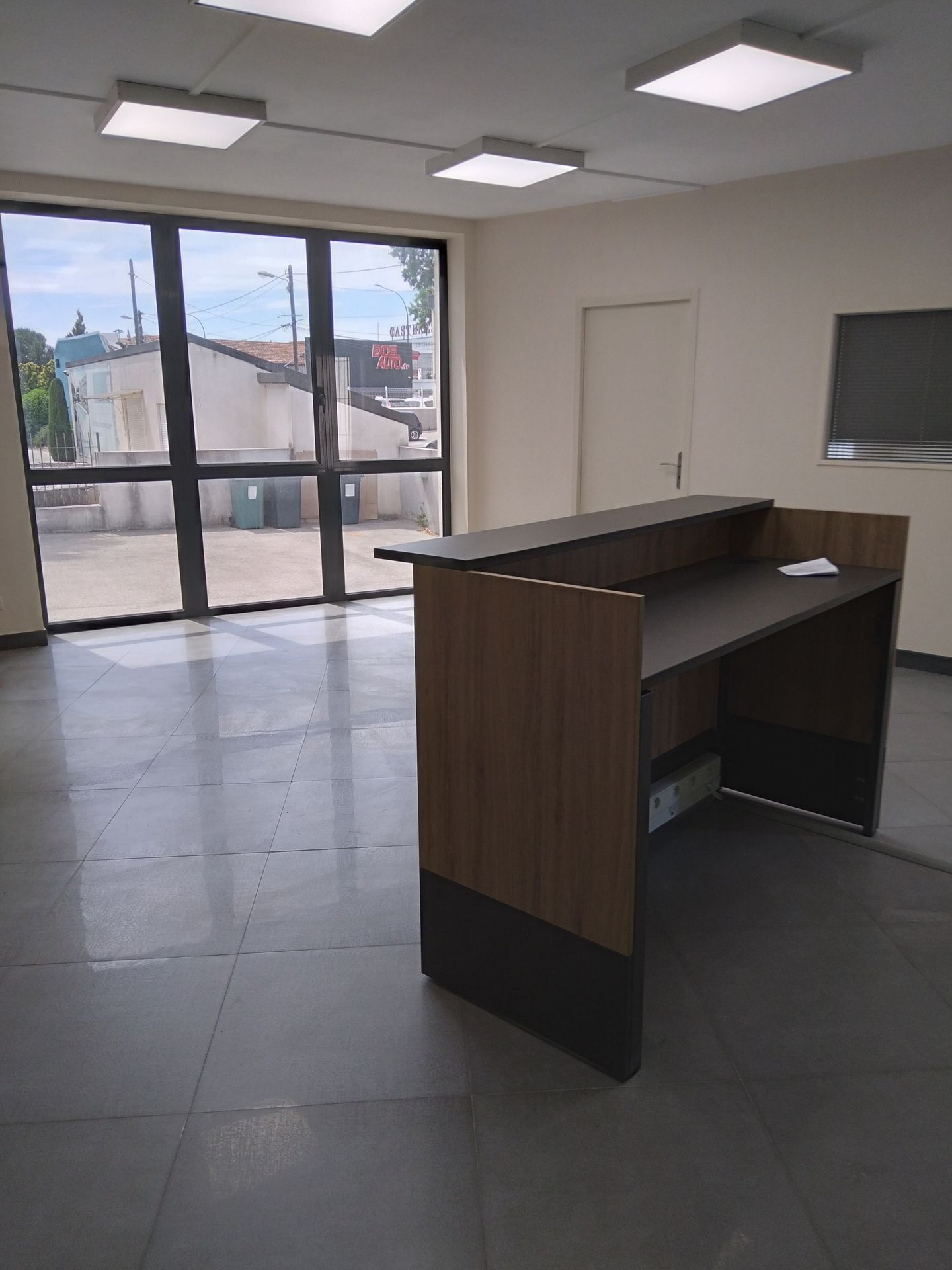 Pose de meuble d'accueil