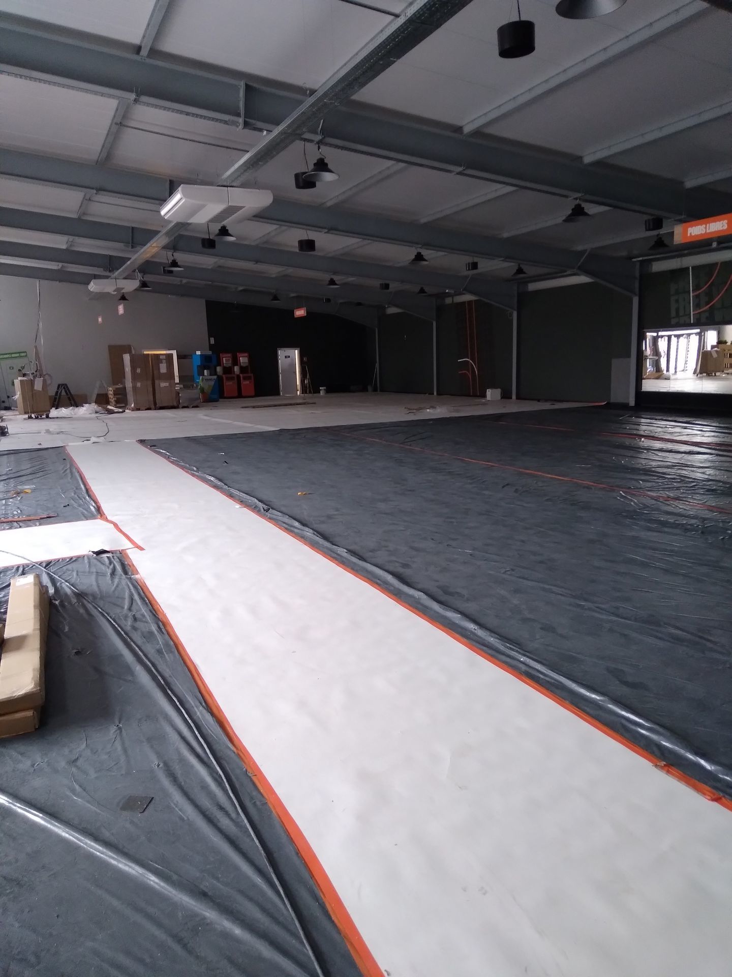 Pose de sol dans une salle de sport