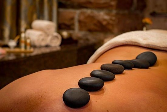 Massaggi rilassanti con pietre calde - Armonia & Benessere