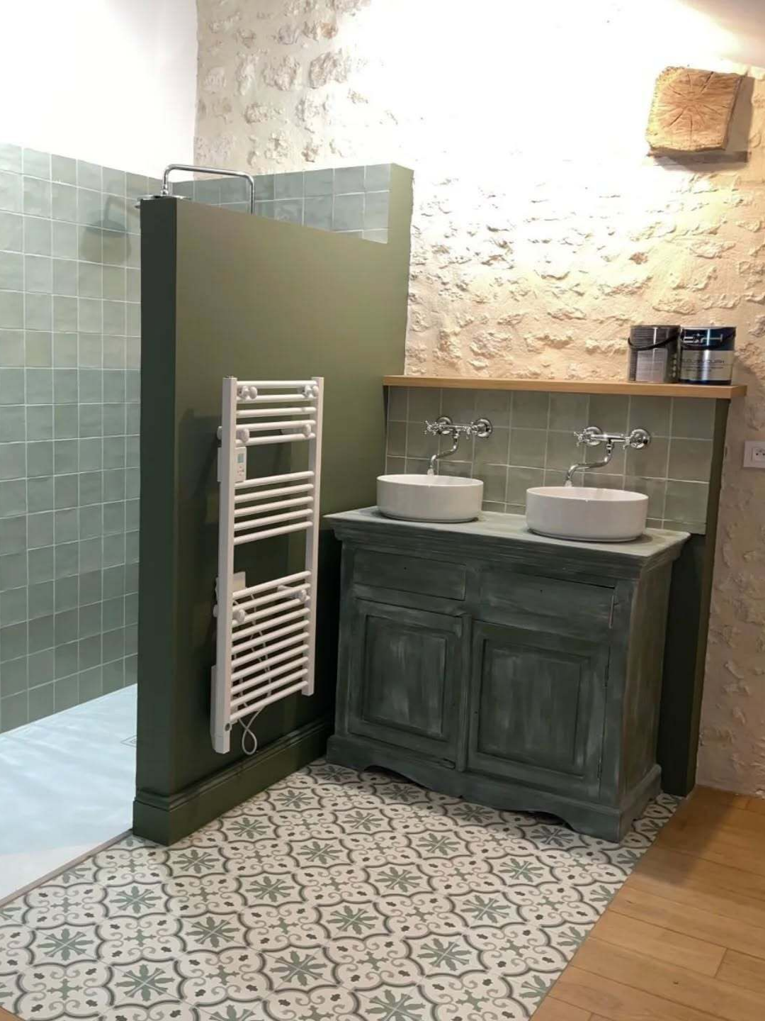 Une salle de bains neuve