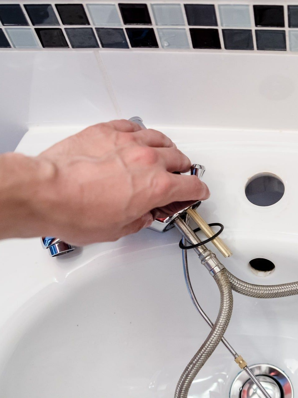 Un robinet de lavabo démonté.