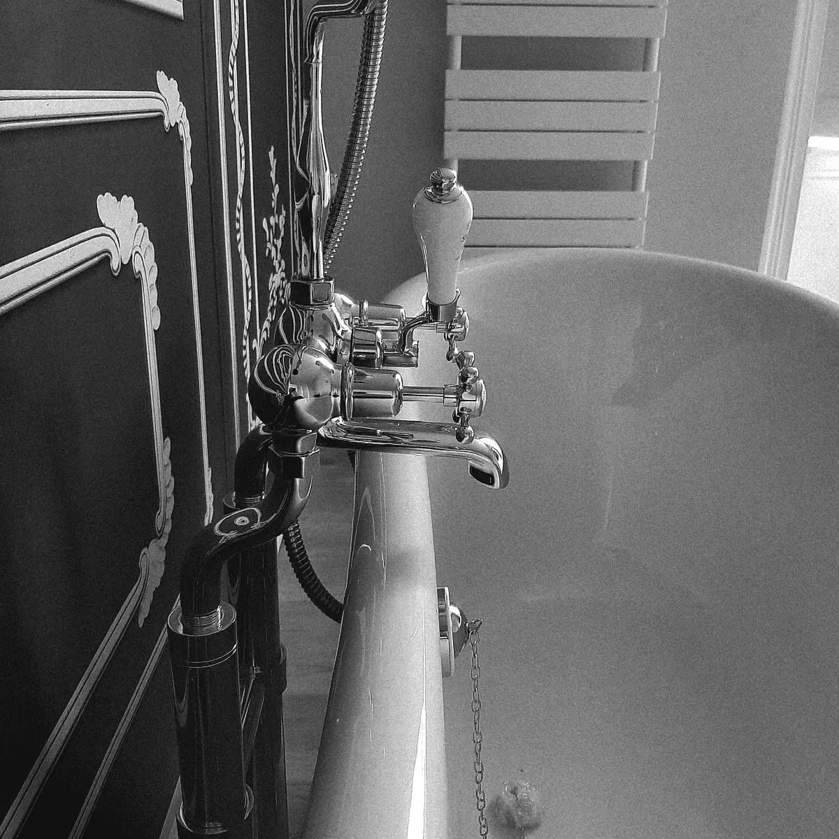 La robinetterie d'une baignoire.