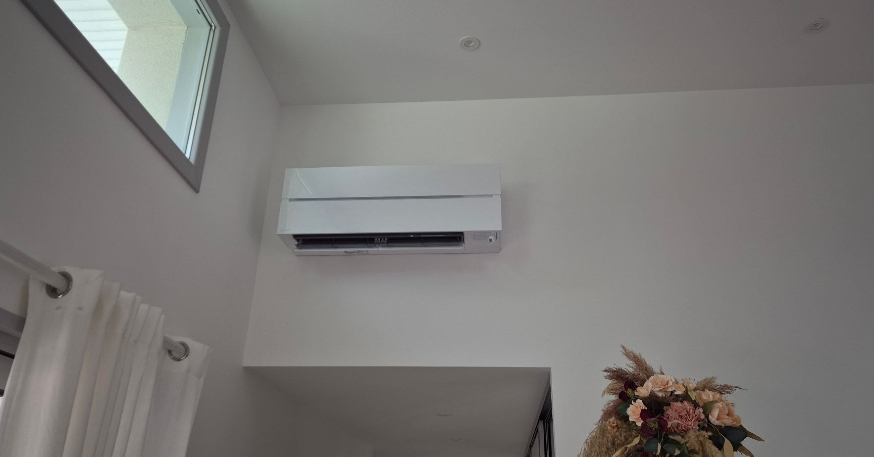 Un climatiseur blanc au mur.