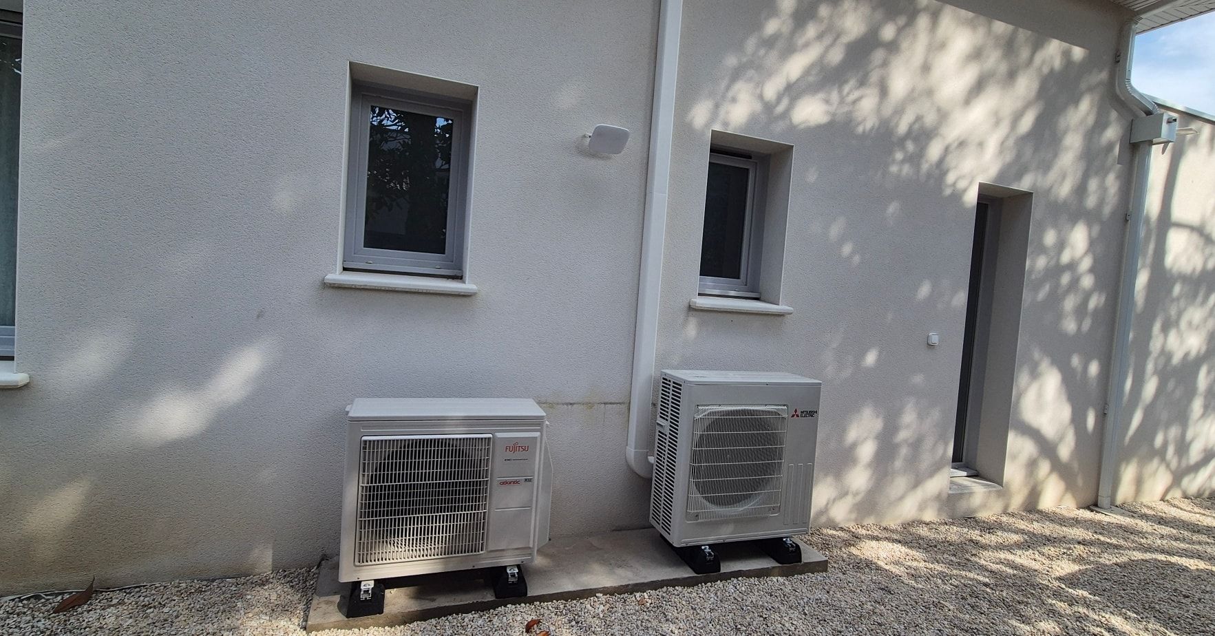 Deux pompes à chaleur.