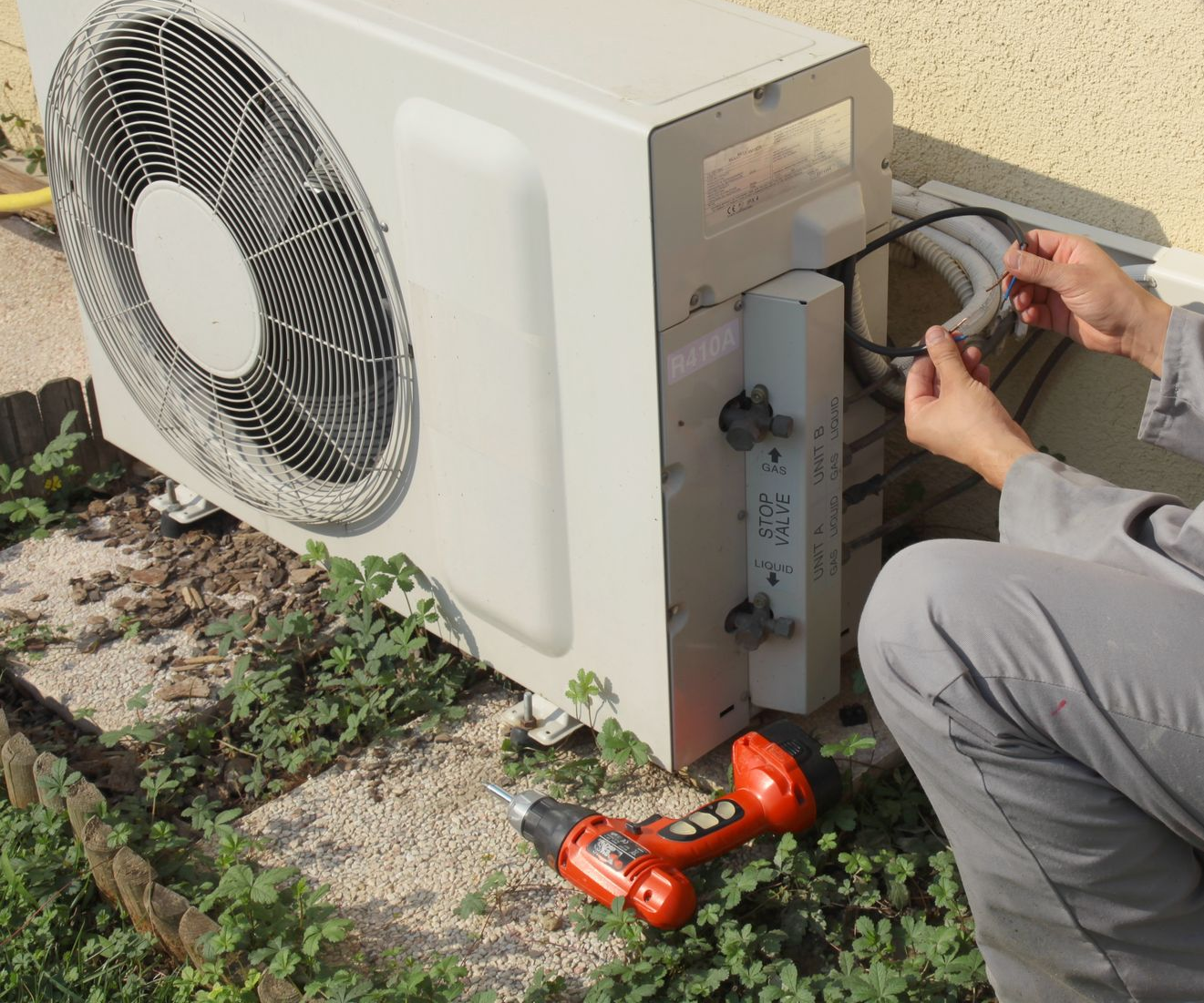 La réparation d'une pompe àchaleur.