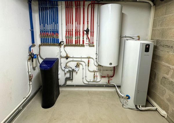 Une installation thermique dans une cave.