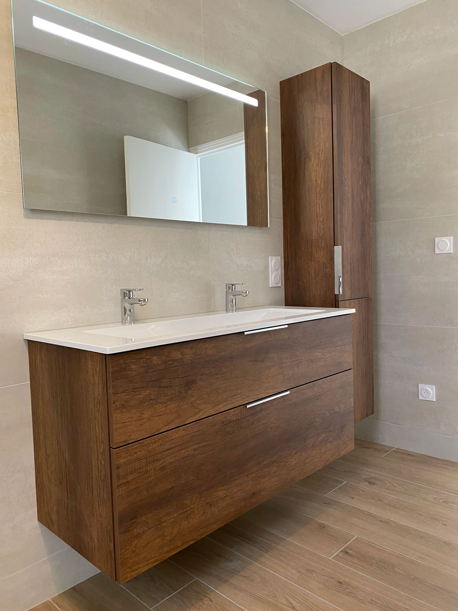 Lavabo et miroir de salle de bains