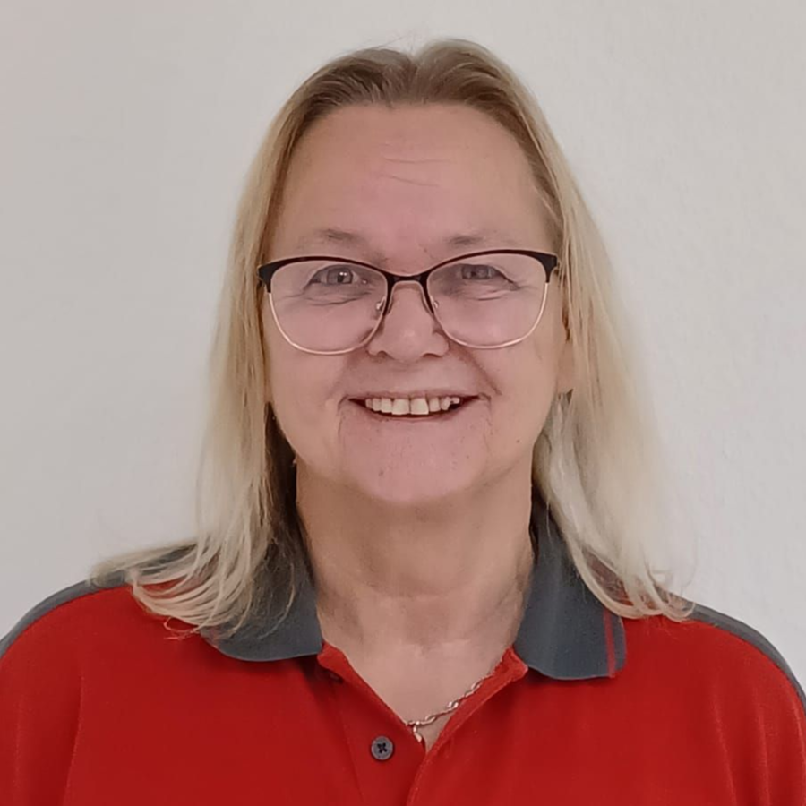 Ein Mann mit Brille und Bart lächelt in einem Kreis