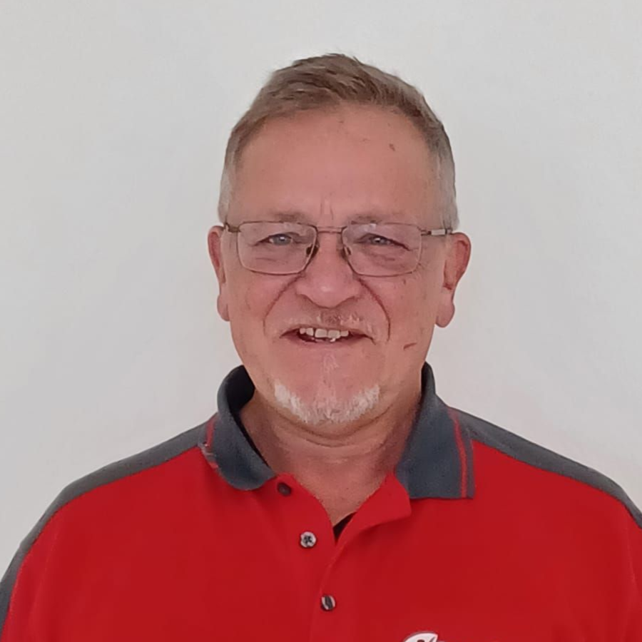 Ein Mann mit Bart trägt ein rotes Hemd