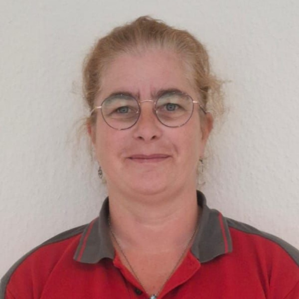 Ein Mann mit Bart trägt ein rotes Hemd