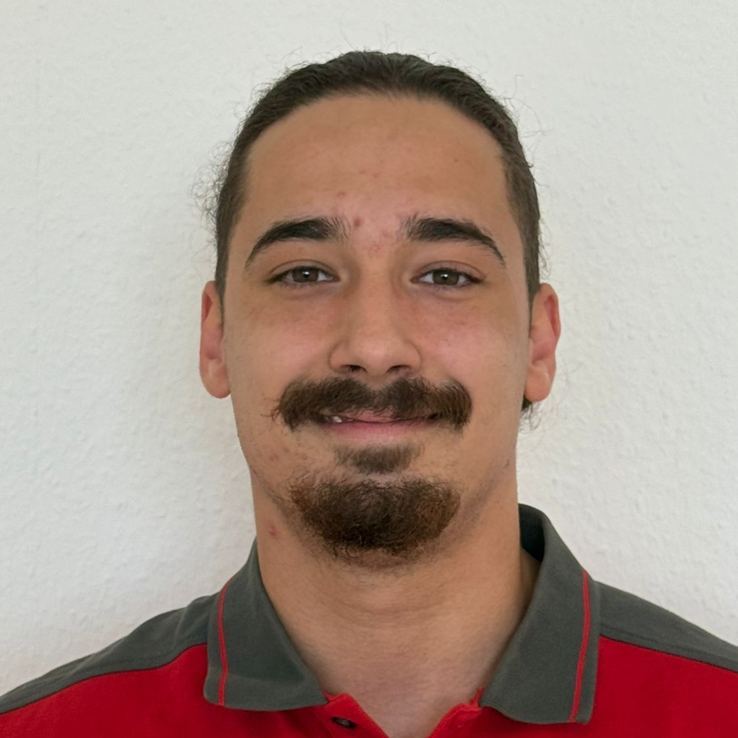 Ein Mann mit Brille und rotem Hemd steht in einem Kreis